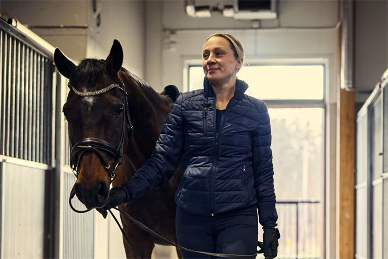Caroline Wickström och Giacomo i stallet
