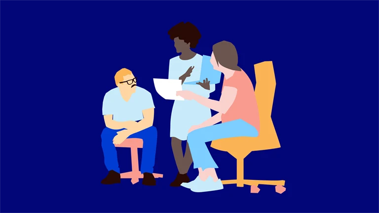 Tre personer diskuterar, två sitter och en står. Illustration.
