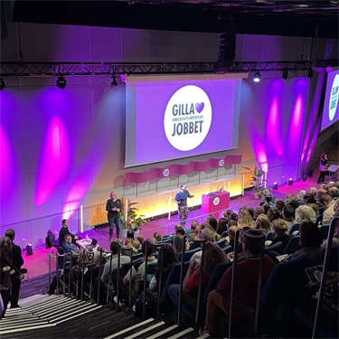 Stor publik framför stora scenen på Gilla Jobbet 2023.