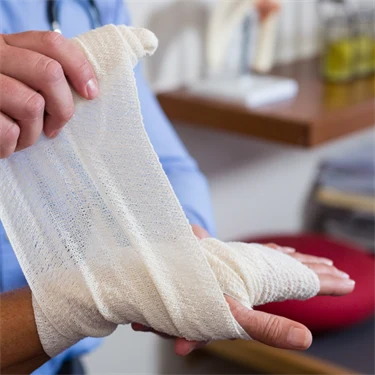 Patient får handen omlindad