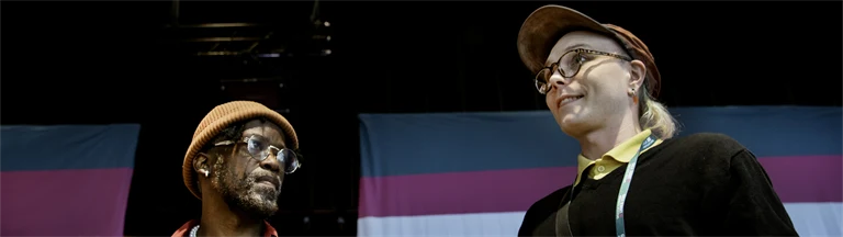 Elevassistenterna Vusie Kubekha och Albert Lindquist på Gilla Jobbet.