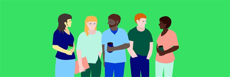 Fem personer samtalar medan de dricker kaffe.