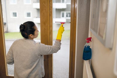 Fönsterputsare gör rent ett fönster