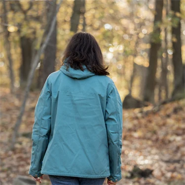 Kvinna på promenad i skogen