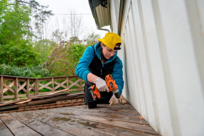 Snickare skruvar trätrall utomhus
