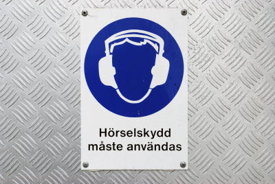 Skylt "Hörselskydd måste användas"