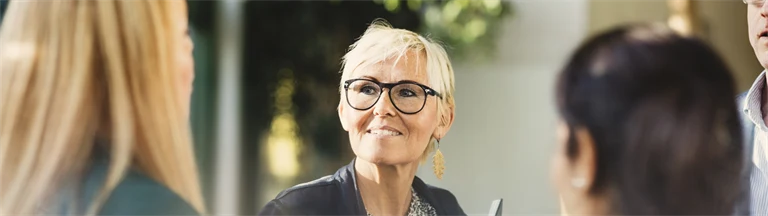 Nöjd kvinna tittar åt sidan under mingel