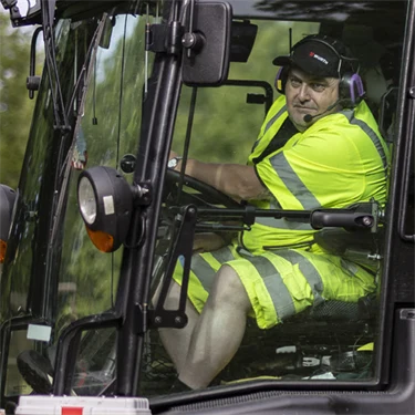 Omslag till Trygg på jobbet nr 3 2026 med en parkarbetare som kör en traktor.