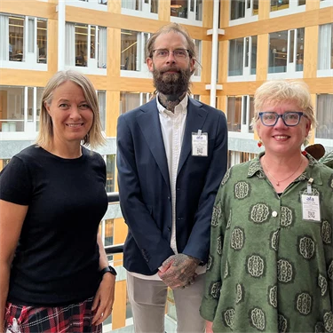Ulrica von Thiele Schwarz tillsammans med sina forskarkollegor Sebastian Heikkilä och Carina Loeb, Mälardalens universitet. I forskargruppen ingår även Marta Roczniewska, Karolinska Institutet. Forskningsprojektet finansieras av Afa Försäkring. 