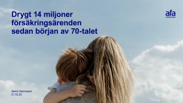 Framsida med heltäckande bild och blå text.