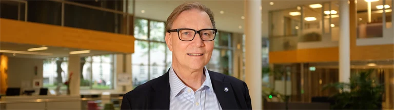 Michel Normark, chef för Partsrelationer och försäkringsvillkor, står i ljusgården på Afa Försäkring.