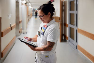 Vårdpersonal använder surfplatta