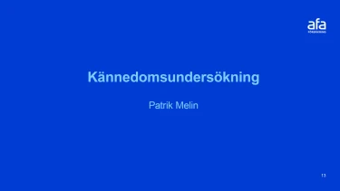 Kapitelsida med ljusblå text och blå bakgrund.