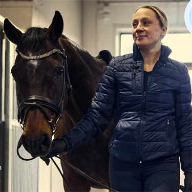 Omslag till Trygg på jobbet nr 1 2026 med ridskolläraren Caroline bredvid en häst.