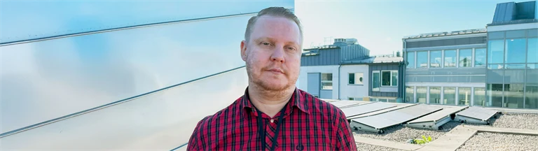 Oskari Lehtinen, chef för Kontorsservice och fysisk säkerhet står på Afa Försäkrings tak.