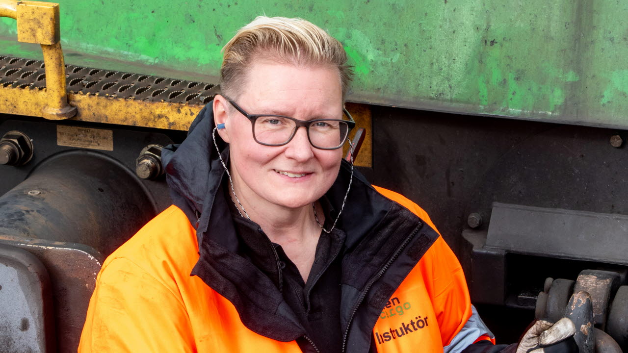 Lokförare Anna Sirsjö står på rälsen bredvid loket.
