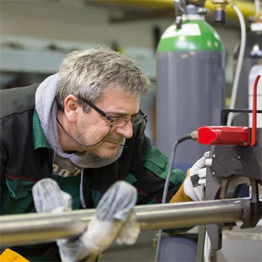 Man inspekterar maskin i fabrik