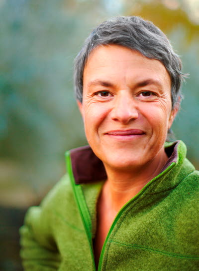 Kvinna med grått hår och grön fleecetröja