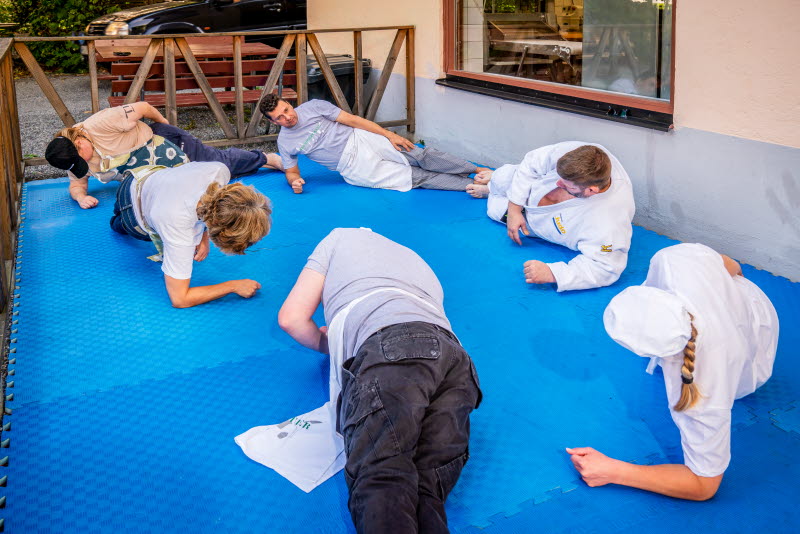 Cafépersonal får judoinspirerad fallträning
