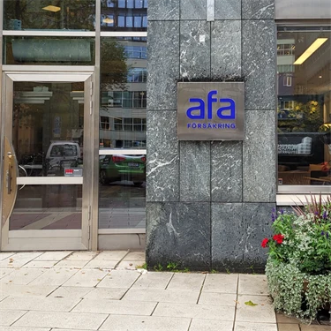 Glasdörrar som är ingången till Afa Försäkrings kontor.