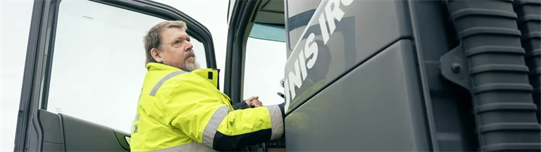 Ulrich Höntzcsch klättrar upp i hytten på en lastbil med tung last.