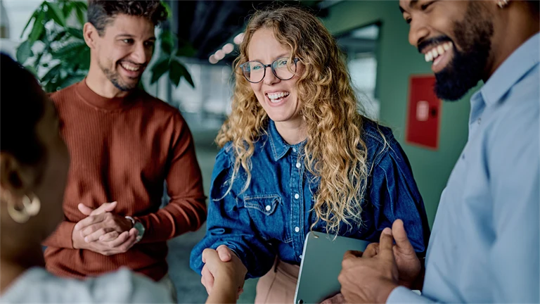 Nyanställd kvinna hälsar på tre personer