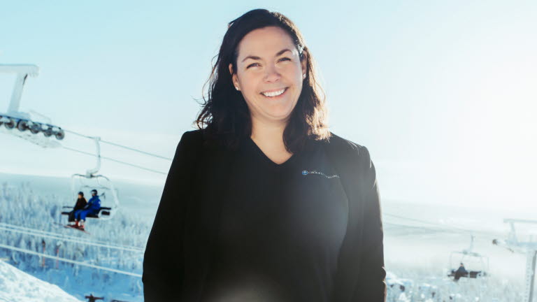 Maria Olsson, HR-chef på Grönklittsgruppen. Hon står ute i skidbacken och ser glad ut.