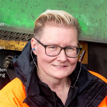 Omslag till Trygg på jobbet nr 4 2025 med lokföraren Anna bredvid ett tåg.