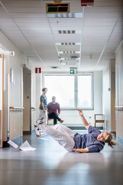 Sjuksköterska faller i korridoren.