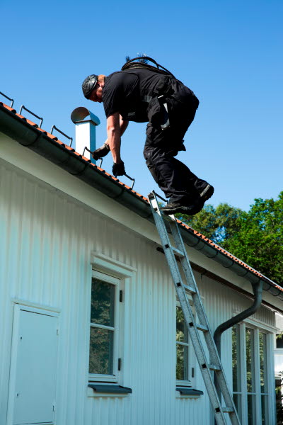 Sotare klättrar upp på tak