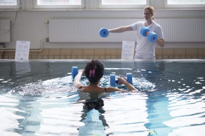 Kvinna som tränar vattengympa