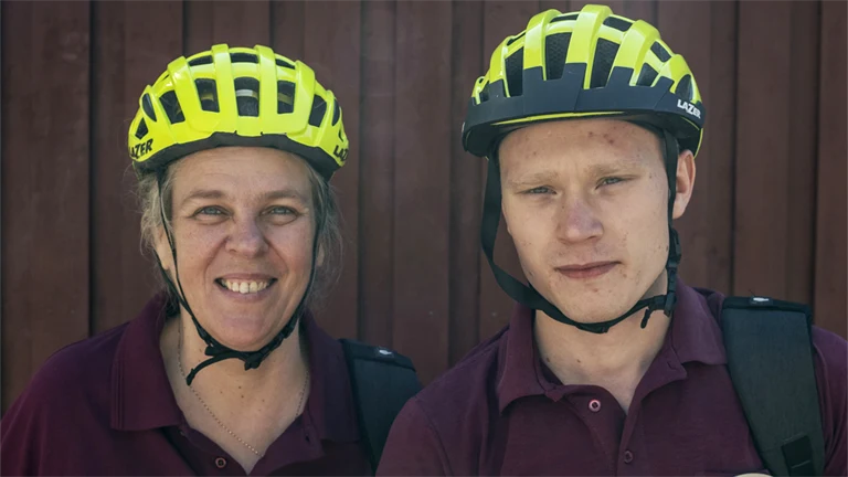 Hemtjänstpersonal med cykelhjälmar.