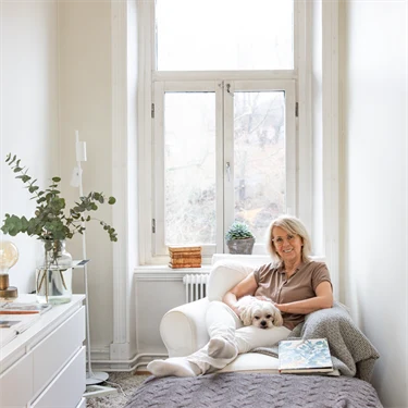 Lena Junholm med hund i knät.