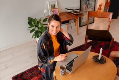 Kvinna i hemmamiljö med dator.jpg