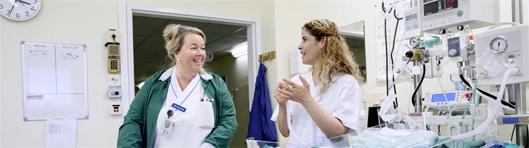 Två sjuksköterskor i en vårdsal.