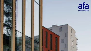Huskroppar mot himmel och Afa Fastigheters logotyp.