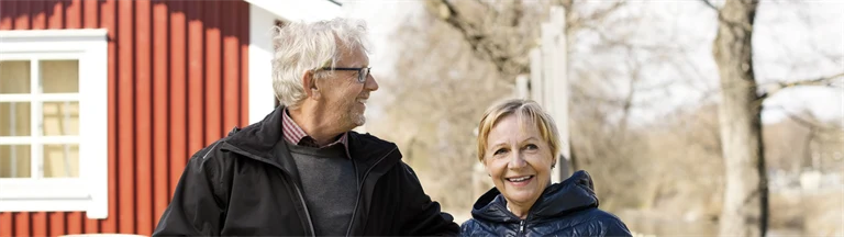 Man och kvinna i en trädgård