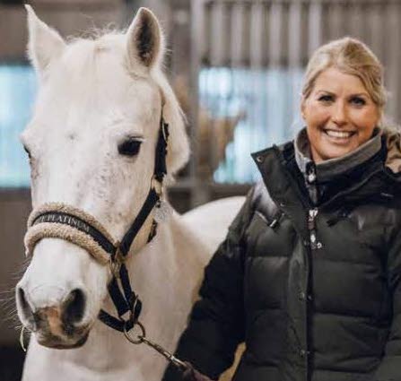Omslaget till Trygg på jobbet nummer 1 2024. En person står invid en häst i stallgången.