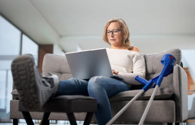 Skadad kvinna i soffa