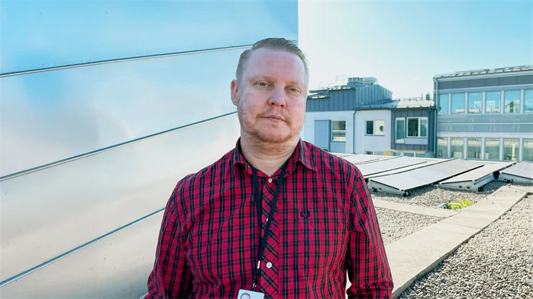 Oskari Lehtinen, chef för Kontorsservice och fysisk säkerhet står på Afa Försäkrings tak.