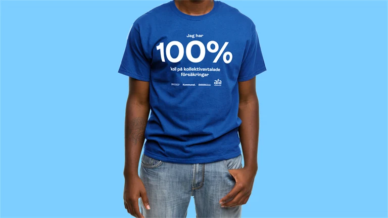 person med en t-shirt på sig. på t-shirten står det att personen har hundra procent koll på kollektivavtalade försäkringar