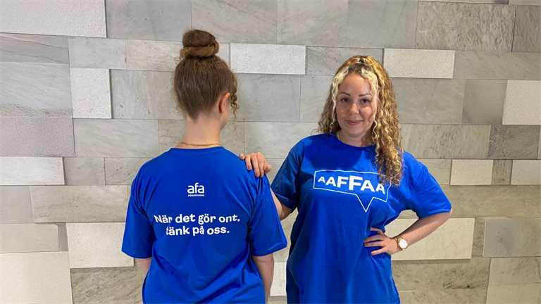 Afa-medarbetare med t-shirts från Tänk på oss-kampanjen