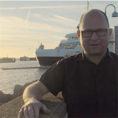 dr-west-prövar-nattarbete-och-jobbar-som-sjökapten