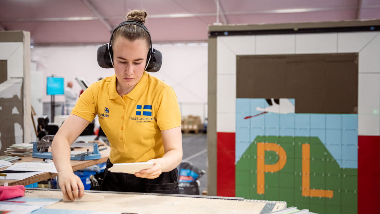 En kvinnlig hantverkare tävlar för Sveriges yrkeslandslag