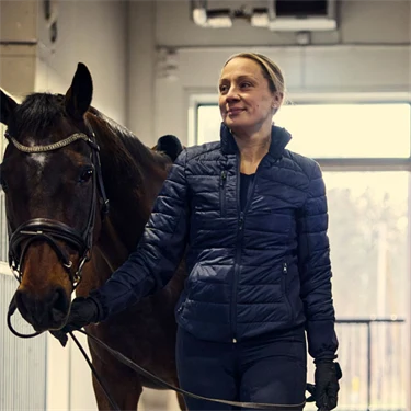 Caroline Wickström och Giacomo i stallet