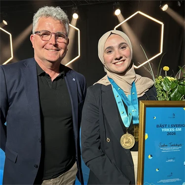 Sedra Taskyeh, frisör från Realgymnasiet i Lund, håller i diplomet Bäst i Sverige som hon precis fått från Claes Åberg på Afa Försäkring som står bredvid.