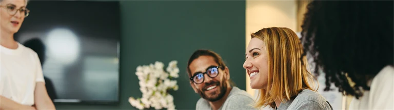 Människor i möte runt ett bord.