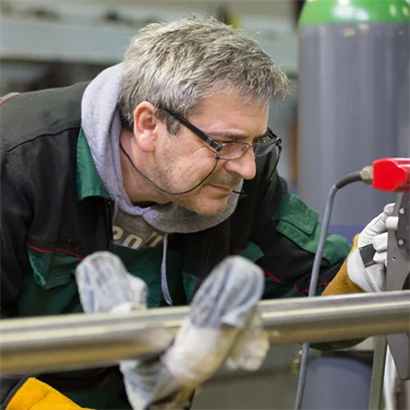 Man inspekterar maskin i fabrik