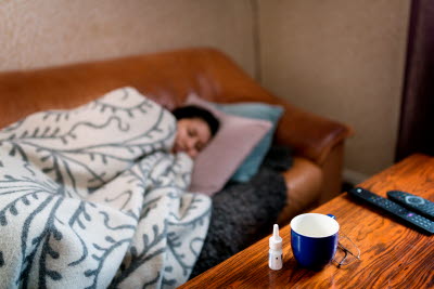 Förkyld kvinna i soffan.jpg