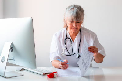 Kvinnlig läkare med stetoskop runt halsen